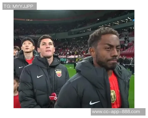 非常沮丧!海港外援克劳德赛后跪地伤心痛哭,颜骏凌将他拉起 非常沮丧!海港外援克劳德赛后跪地伤心痛哭,颜骏凌将他拉起