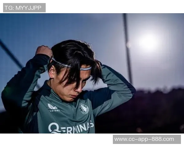 上田绮世梅开二度绝杀费耶诺德登顶荷甲射手王争夺战